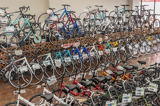 自転車がたくさんある店内の様子
